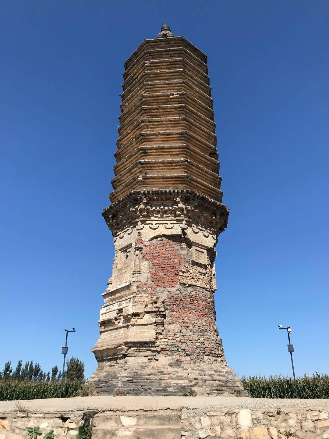 西岗塔西岗塔位于涞水县城涞阳路,看到塔顶,就是很难找到走到塔脚下的