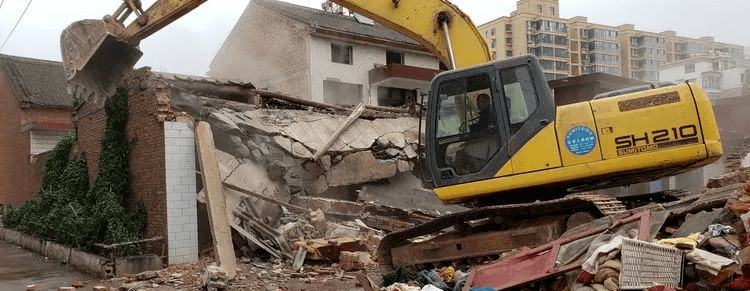 拆迁工作开展之前,镇村干部在征收办范海祥主任的指导下,详细学习拆迁