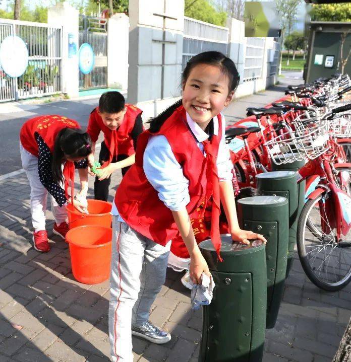 上城美德少年风采二为环卫工人送清凉捐赠抗疫物资为这些热心公益的新