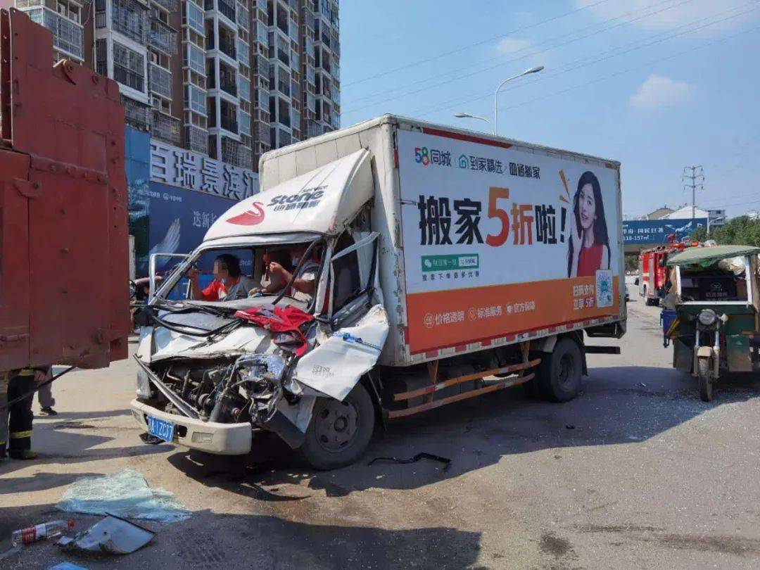 武汉市消防救援支队119指挥中心立即调集阳逻消防救援站赶赴现场参与