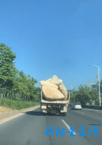 如此载石地都路段一载石货车车上石头竟毫无固定