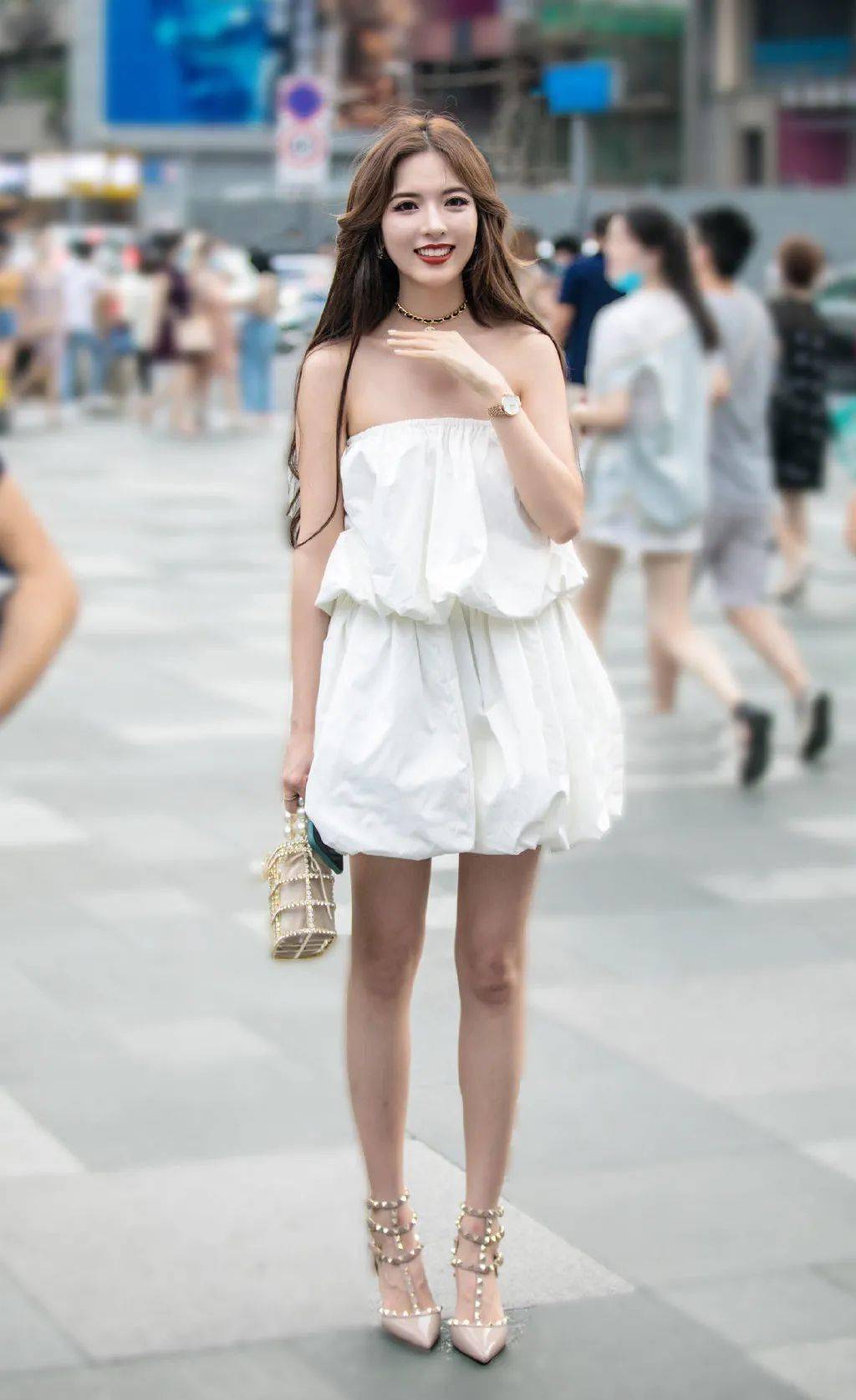 露肩短裙为什么配高跟鞋?看完小姐姐的穿搭,你就懂了