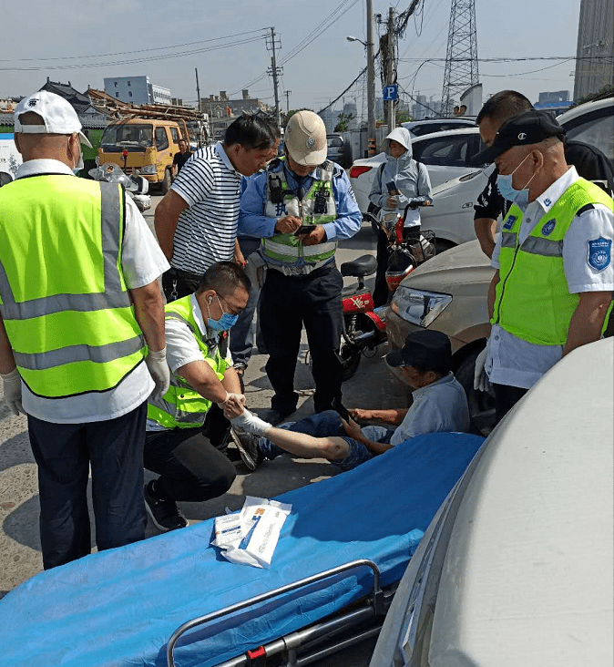 120救护车救人图片