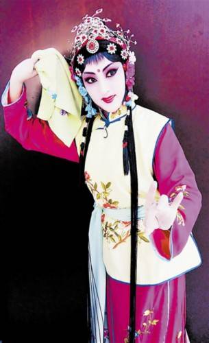 13岁时考入天津市艺术职业学院评剧班,在校期间先后师承赵晶,赵如意