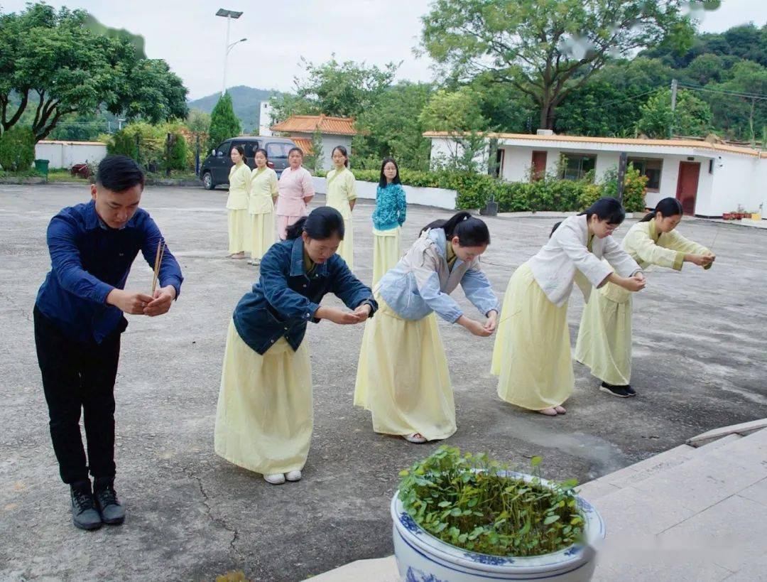 为期两天的内训,老师们一起晨读,晨练,晨礼(早晨给孔夫子行礼),一起