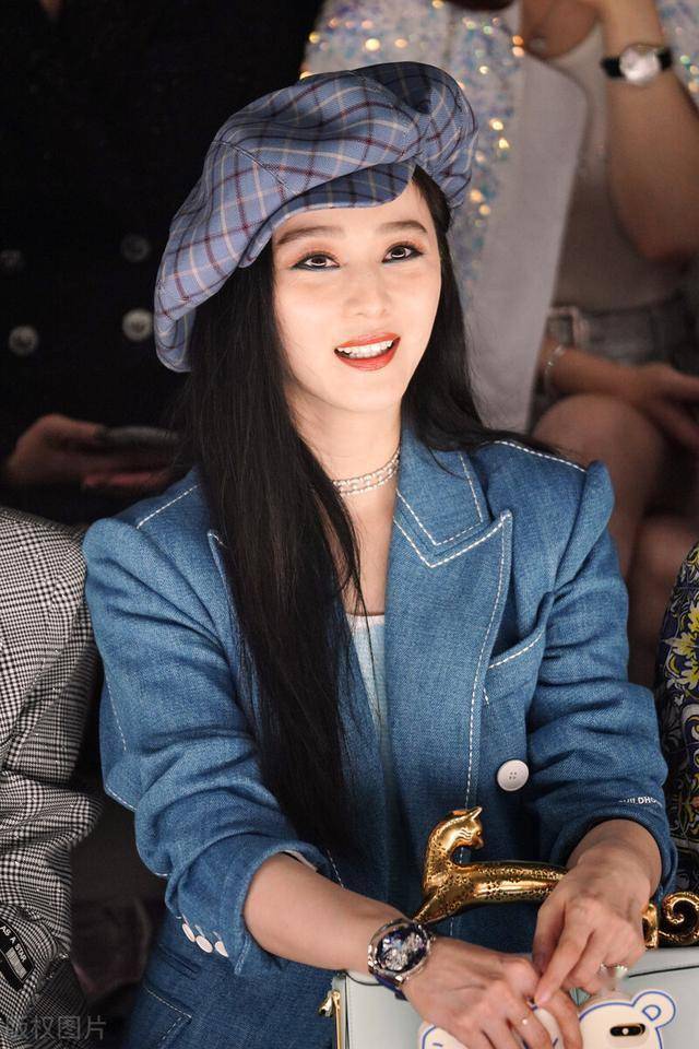 范冰冰穿蓝色西装参加活动戴超大贝雷帽超抢眼满满摩登女郎范