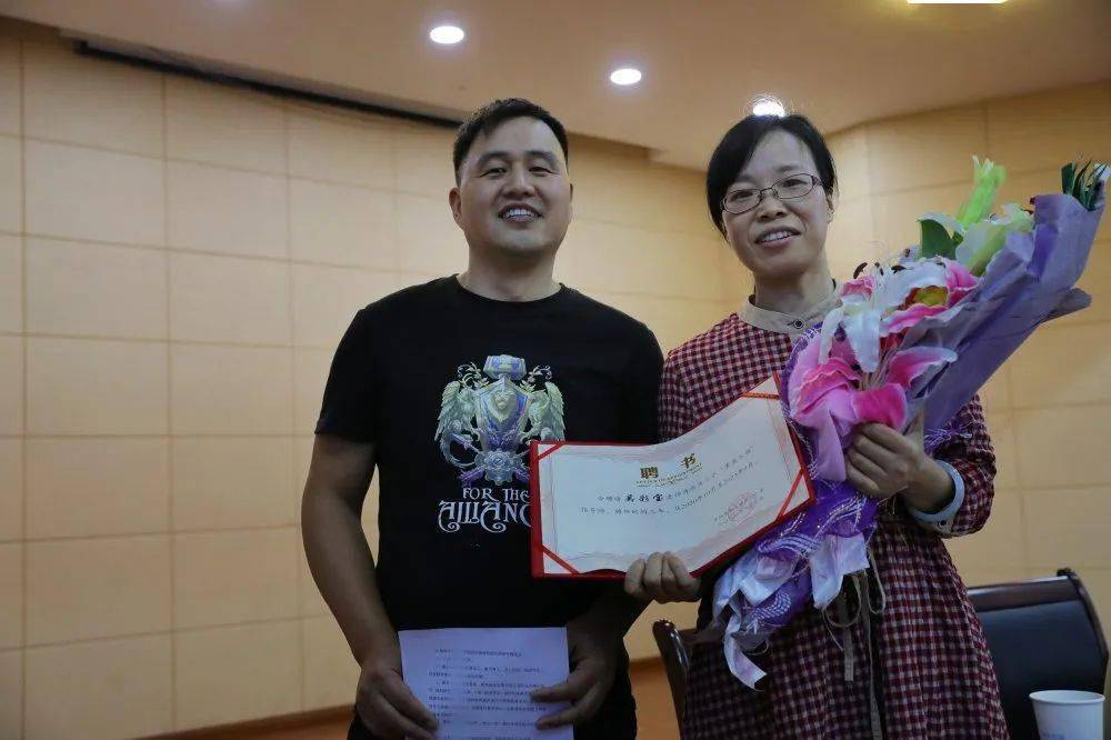 青蓝同心携手共进水头二小举行师徒结对仪式