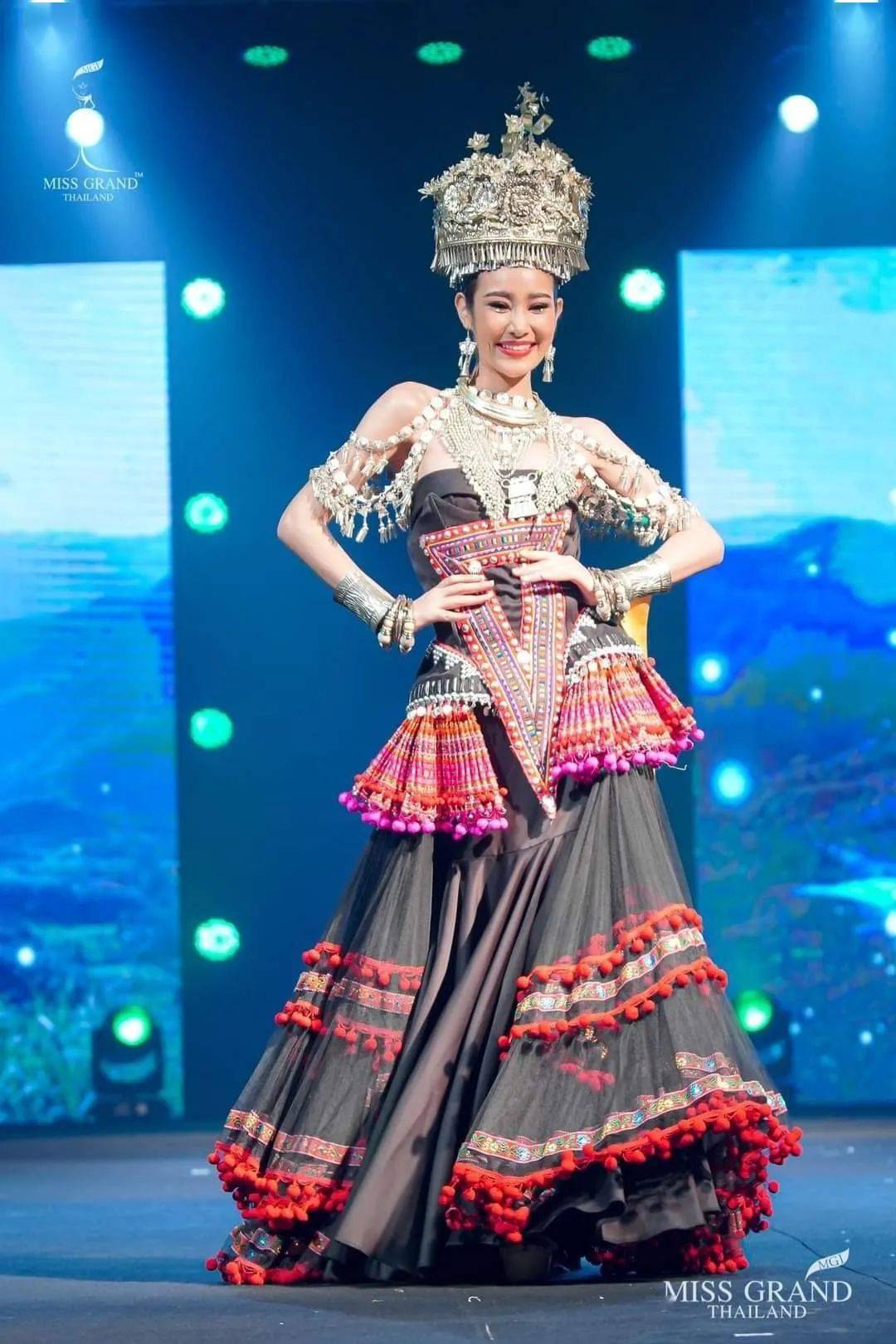 女王范红与黑的激烈碰撞搭配蓬松的深色薄纱雪纺传统的苗族百褶裙