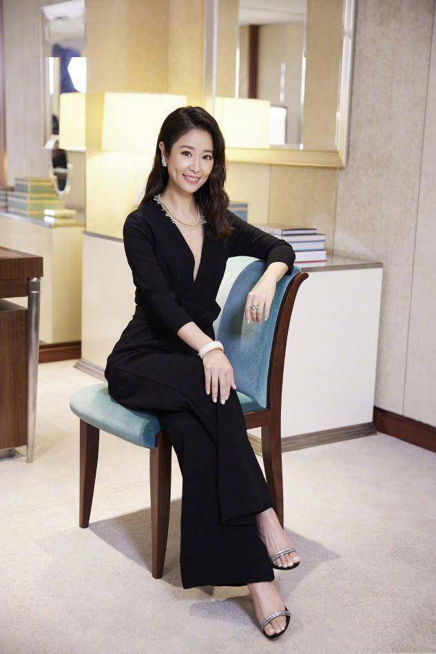 45岁林心如近照美得不敢认身穿红裙优雅干练新发型太抢镜