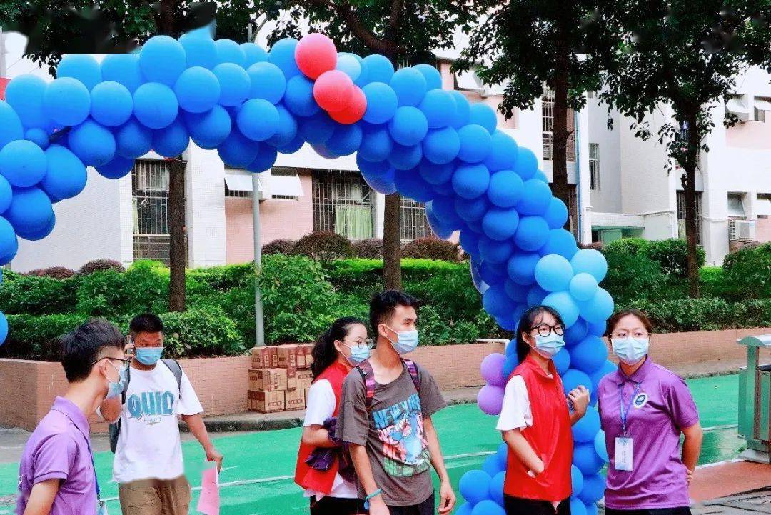 气球拱门圈粉小黄人出动各二级学院花式迎新太用心了