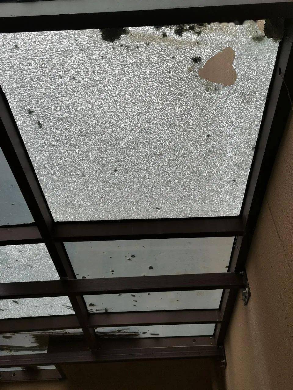 红堡城小区,防爆玻璃都被砸碎了!
