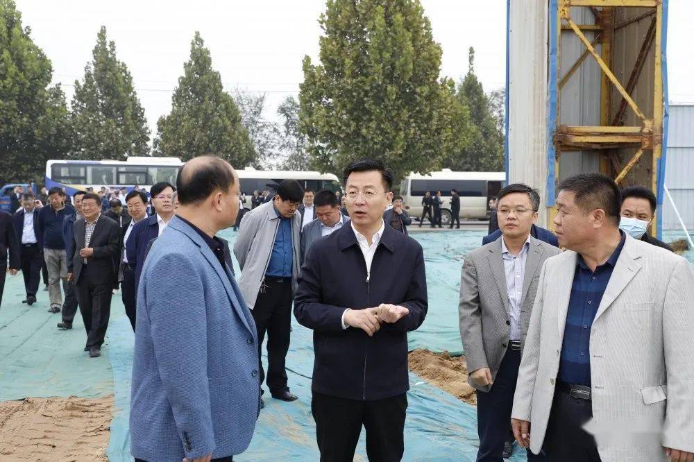 莘县对全县重点项目进行集中现场观摩