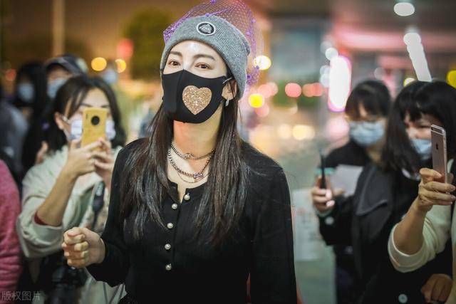 张雨绮化身时尚达人戴粉色渔网帽现身机场金色爱心口罩更是夺目