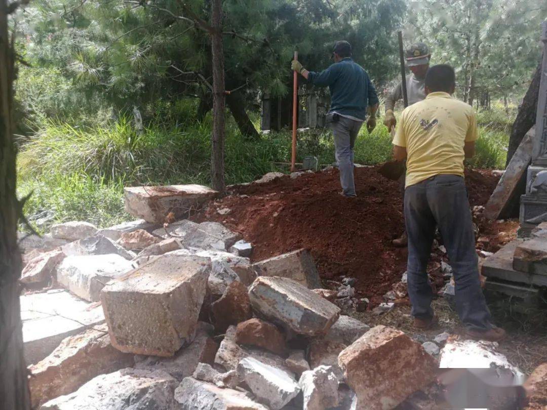 【深入推进殡葬改革】鹤庆县云鹤镇退休党员干部带头拆除活人墓