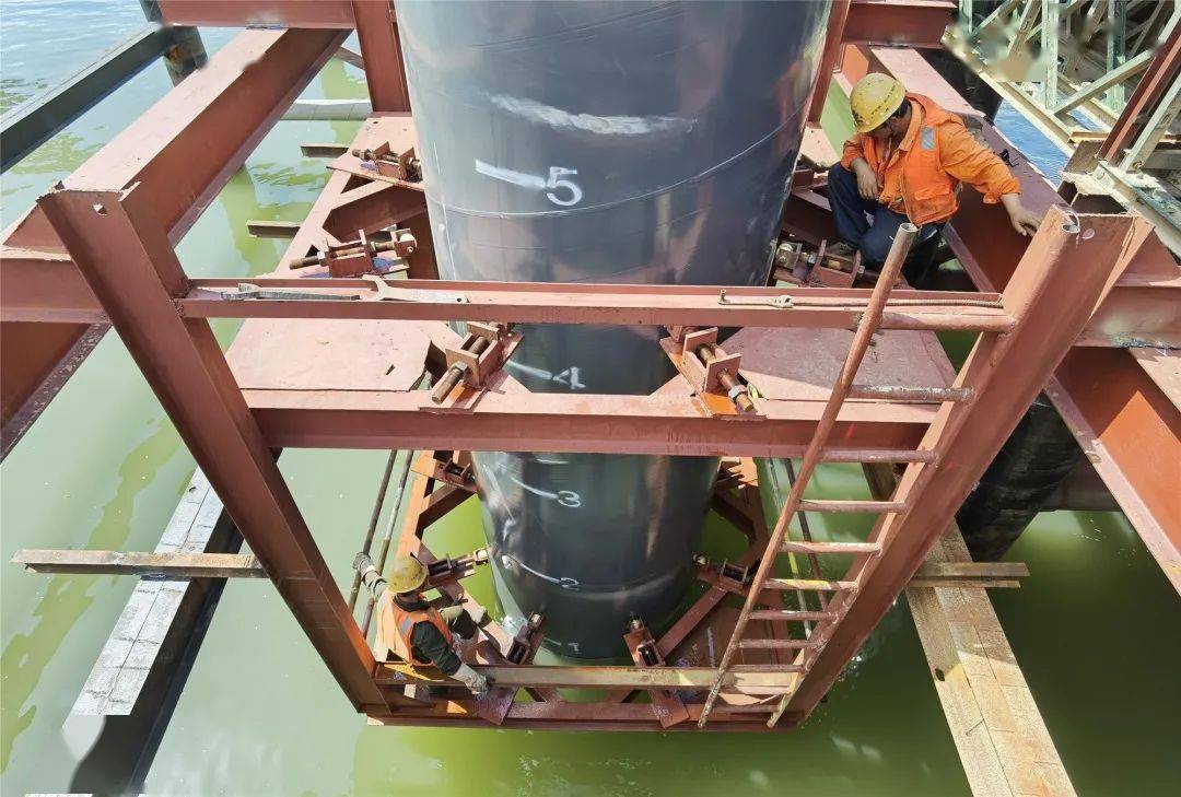 面对地质条件复杂,岩面起伏等问题,项目采用天威 移动导向架振沉工艺.