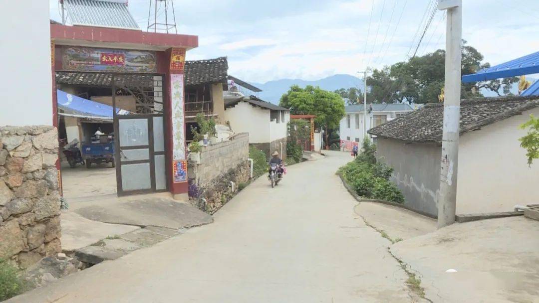 如今漫步在芒颜村,宽敞明亮的水泥路在寨子里蜿蜒开来,一栋栋农家小院