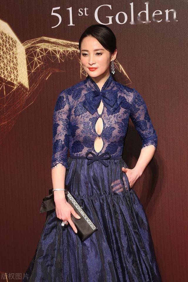 45岁蒋勤勤太敢穿改良版蕾丝旗袍秀迷人身段真让人挪不开眼