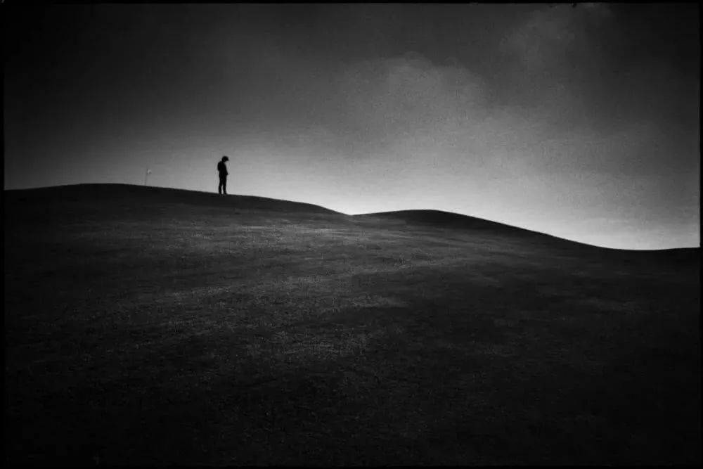 大城市的孤独:充满情绪的黑白影像