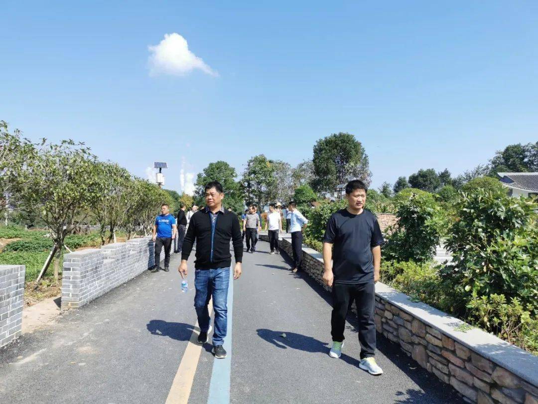 镇长桂艳敏带领辖区内11个村党支部书记一行十几人,赴分宜县双林镇