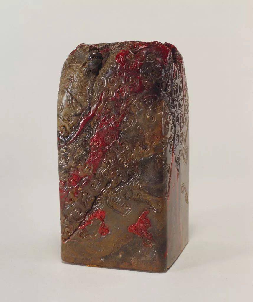 昌化冻石中有"血"者则为上品"鸡血石",为四大印石之首,其中以色艳,形