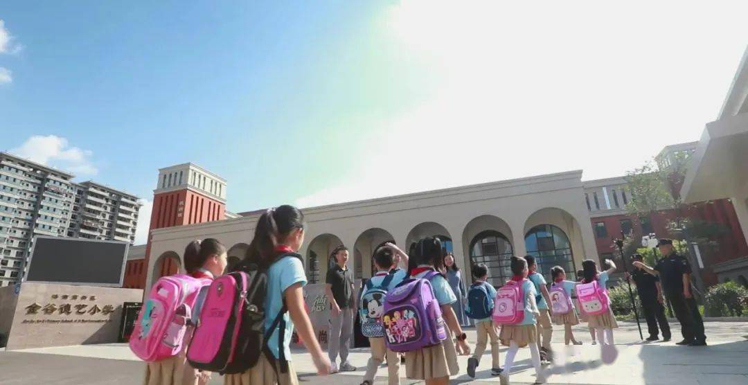 这个看似不可能完成的场景,每天都在高新区金谷德艺小学门口上演.