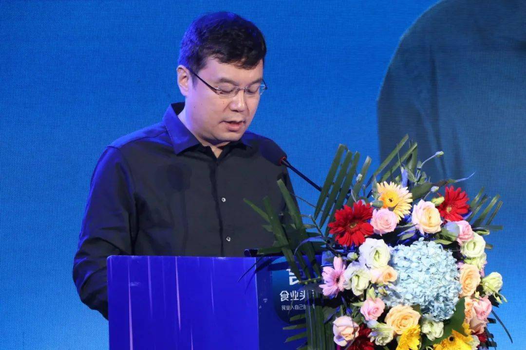 会议伊始,华糖云商总经理,糖烟酒周刊创始人杜建明上台致辞,历经三年