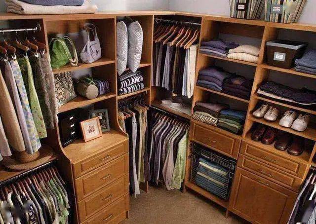 衣柜的衣服重新收纳整理,不少技巧教给你._衣物