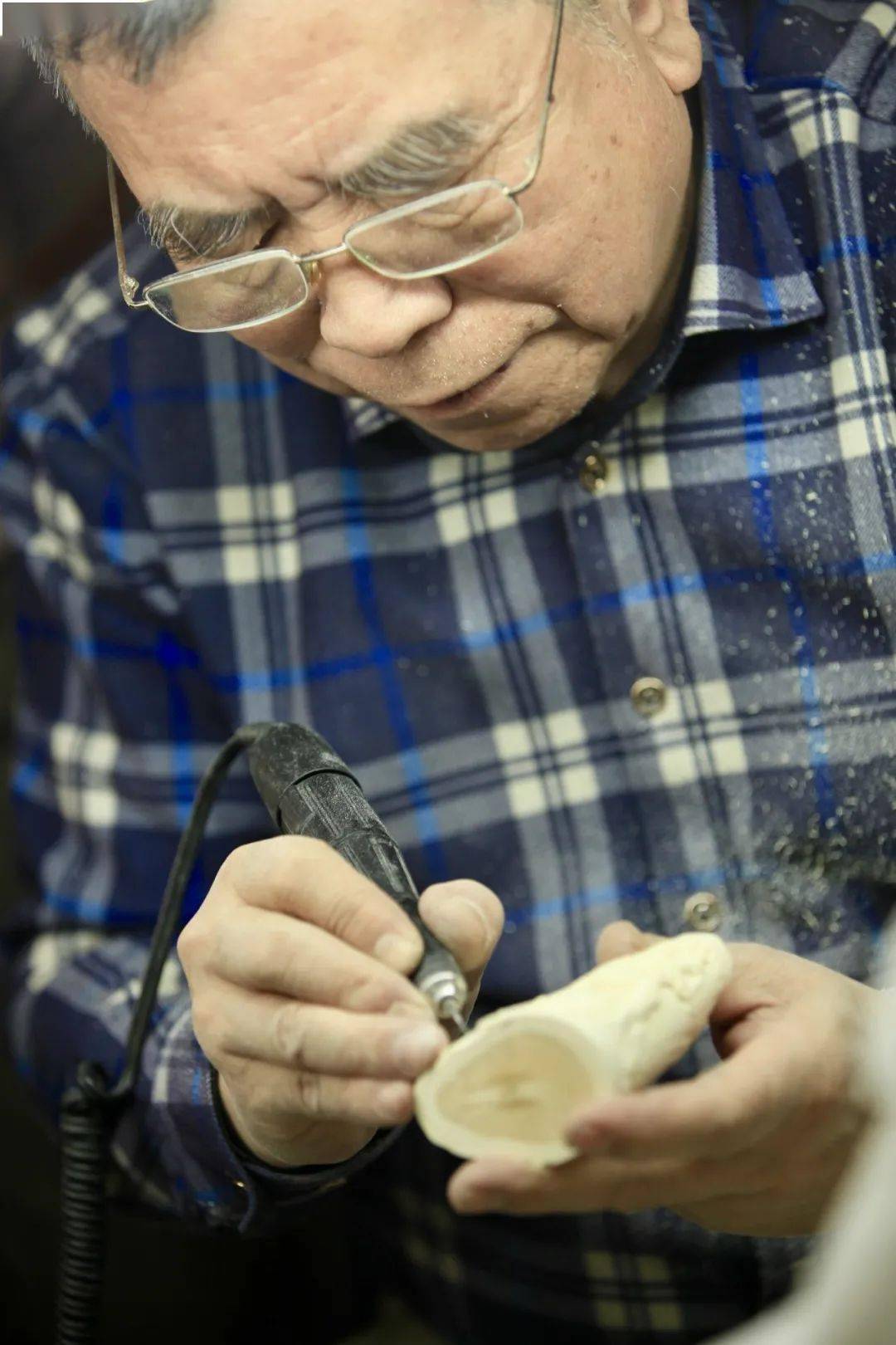 北城大师名家50年传承传统文脉用心造就牙雕之美记研究生导师李春珂