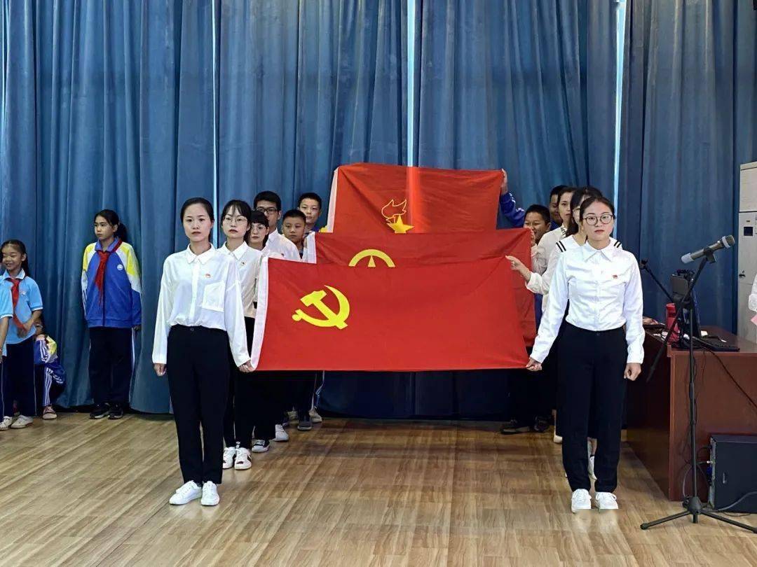 出党旗,团旗,队旗▲为新队员佩戴红领巾▲新队员宣誓少先队风采展示