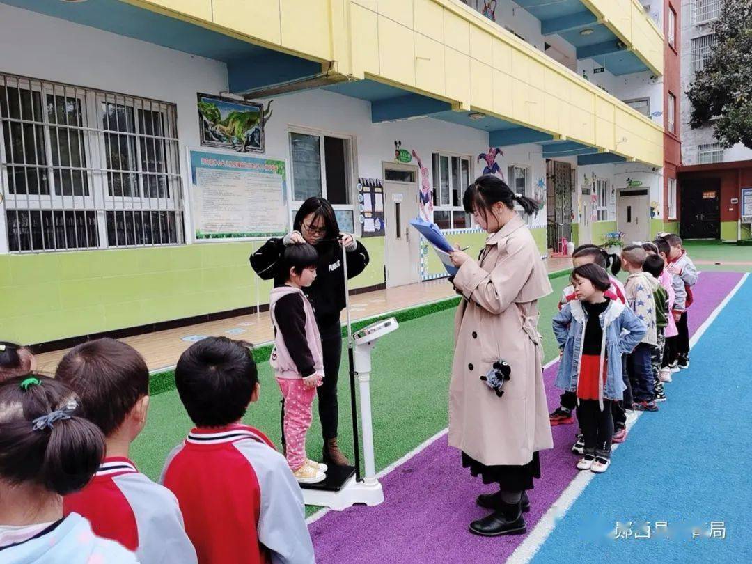 10月10日,河夹镇中心幼儿园组织开展幼儿身高,体重,视力测量活动.