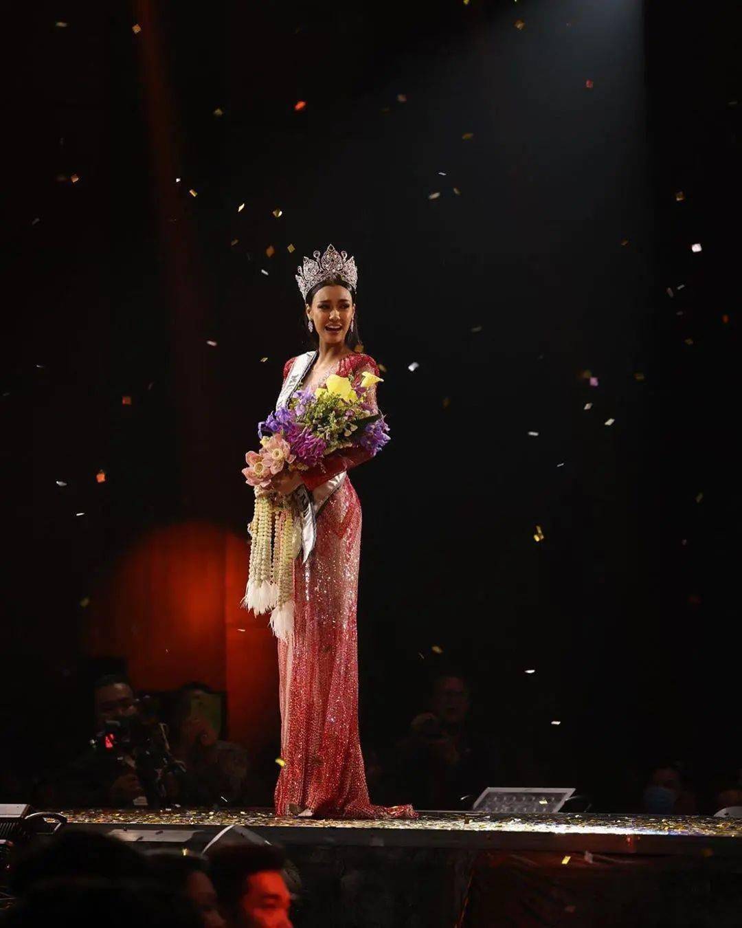 她戴75万钻石大王冠,穿闪片红裙秀身材_阿曼达·