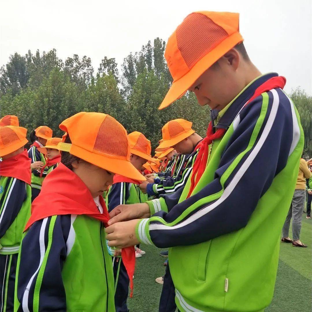 高举队旗跟党走争做新时代好队员葛沟中心小学举行新队员入队仪式