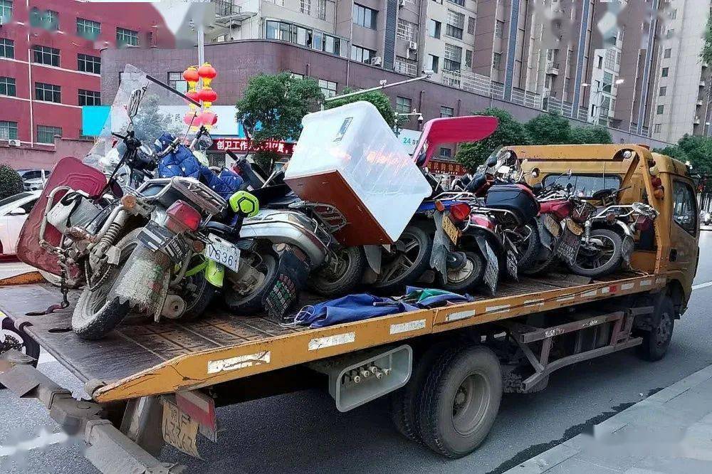 东乡交警开展电动车,摩托车联合整治活动