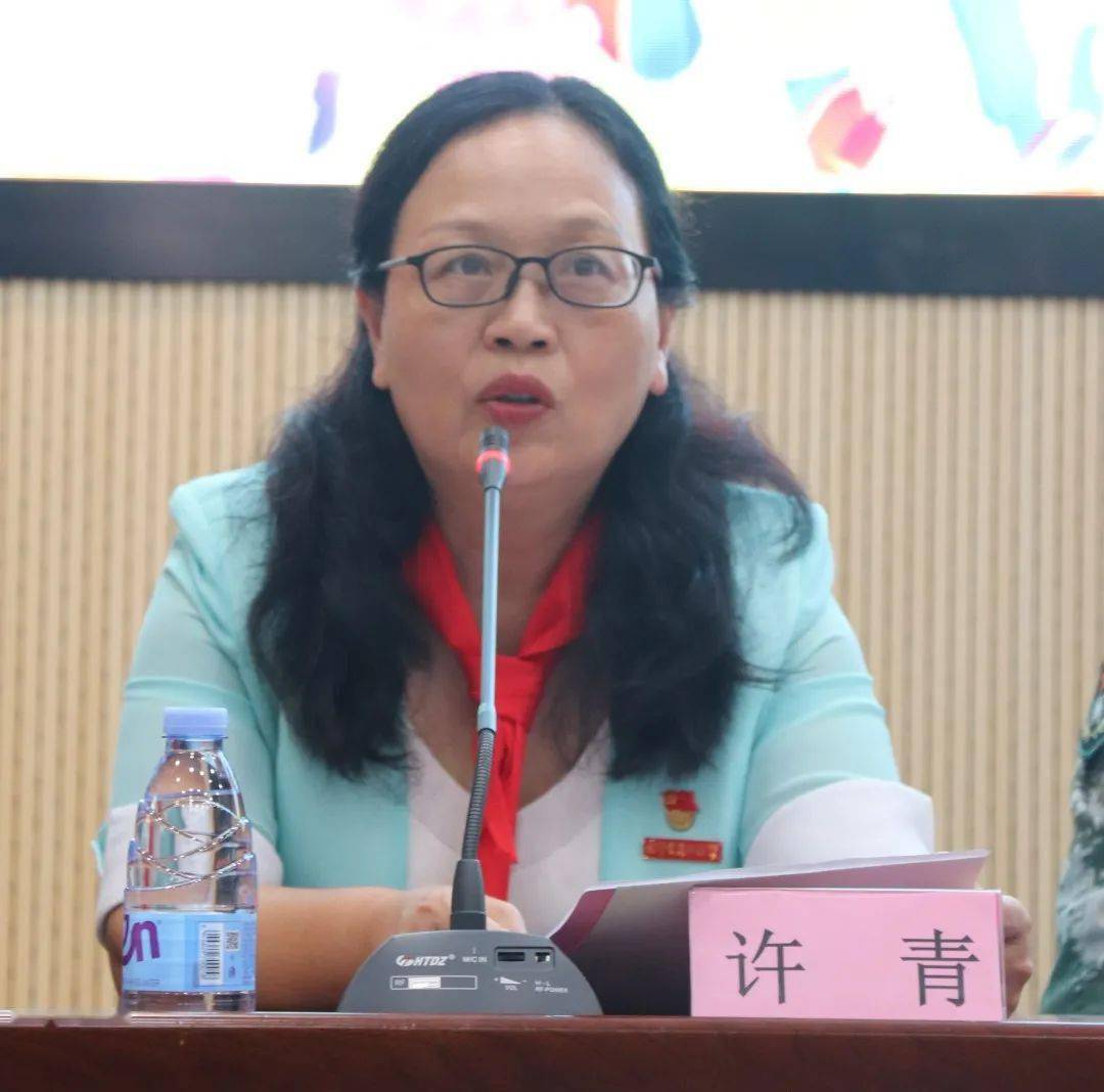 高举队旗跟党走红色基因永传承