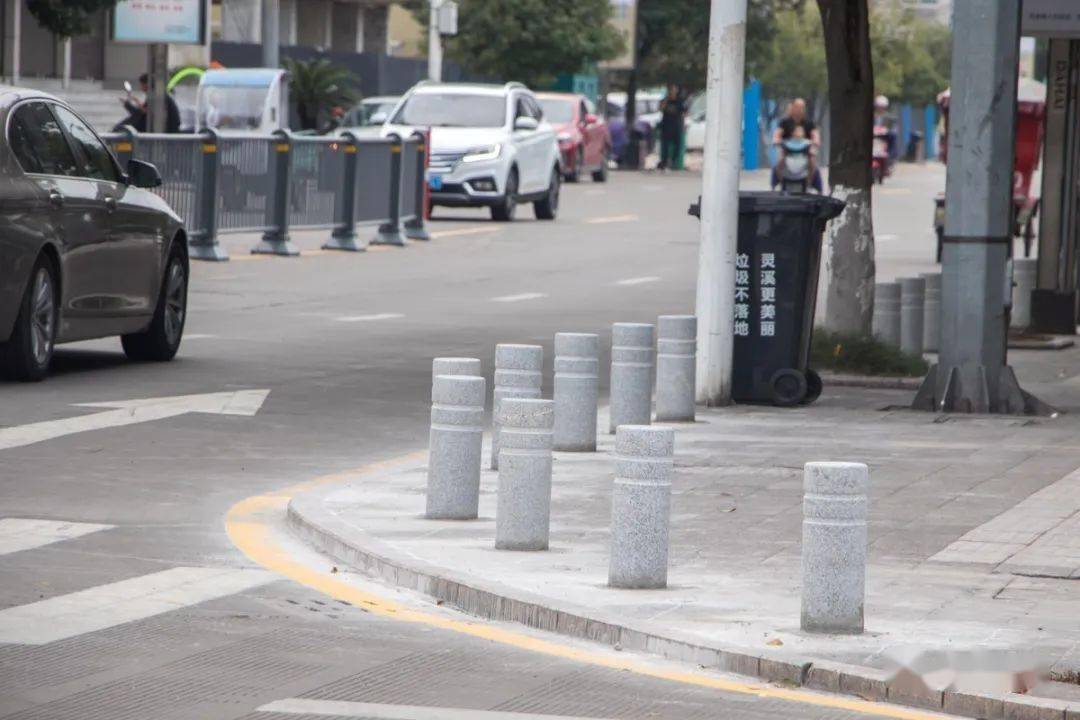 它的设置有利于提升人居环境,防止车辆随意停放人行道,保证残疾人盲道