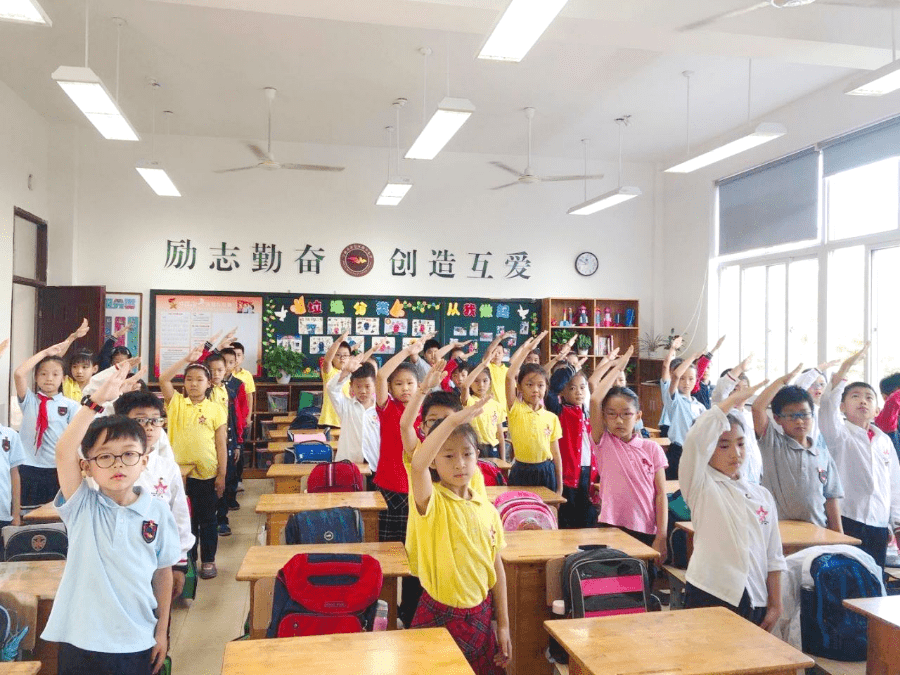 红色基因代代传时代新人共争做记蔚斗小学建队节活动