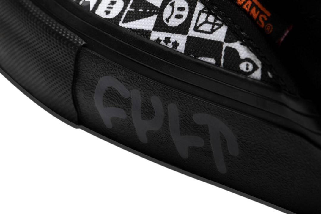 并组合成棋盘格印刷在 slip-on 鞋头,包边则隐藏着 "cult" 文字 logo