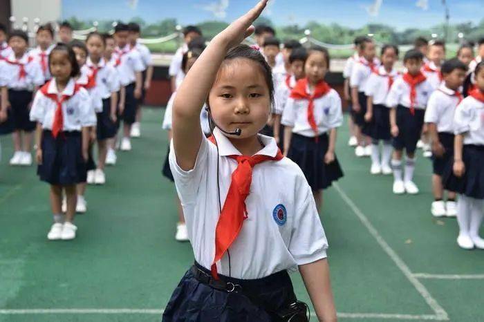 鲜艳的红领巾飘扬在胸前中国少年先锋队建队71周年