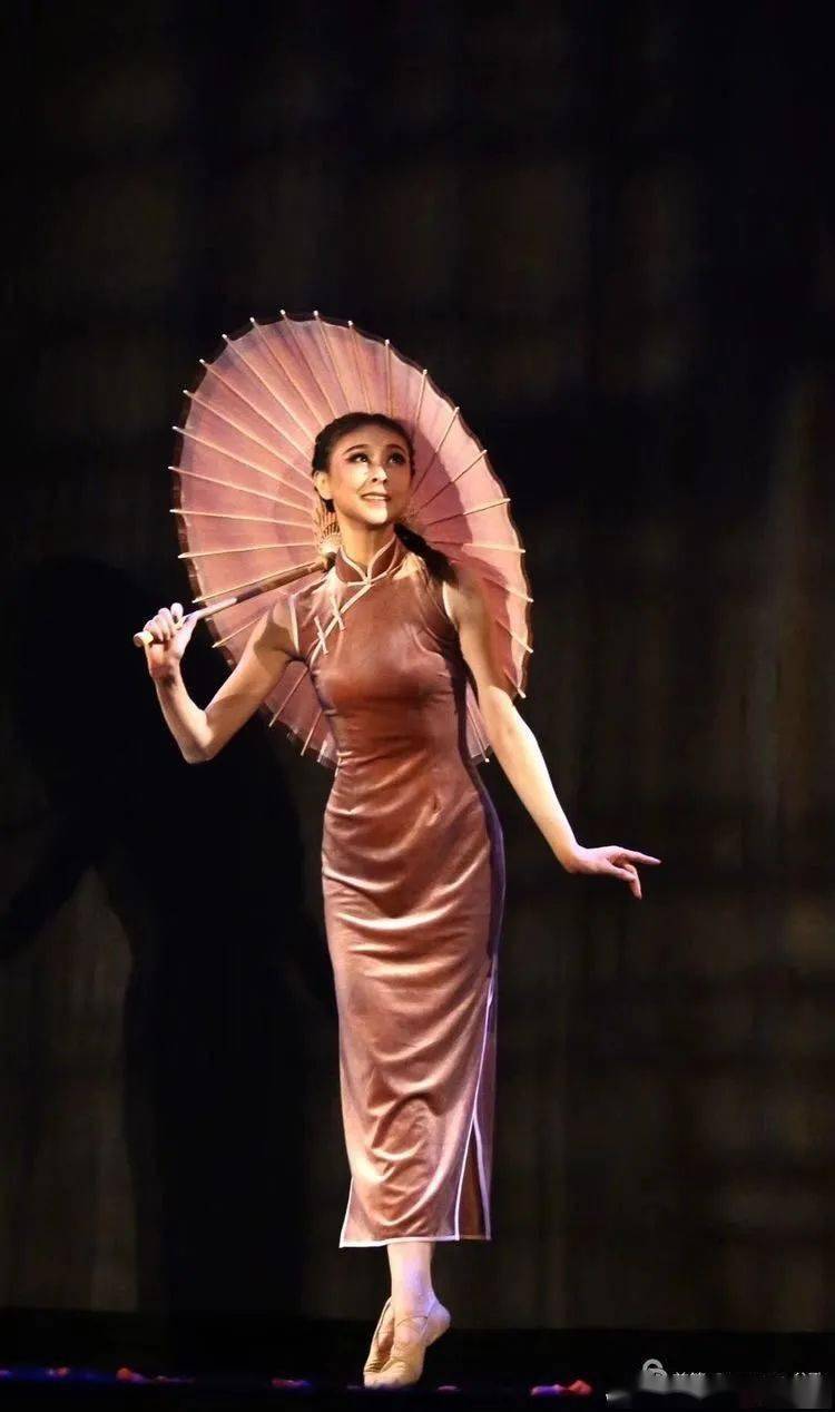 还记得6年前穿旗袍的尤物吗?_周丽君