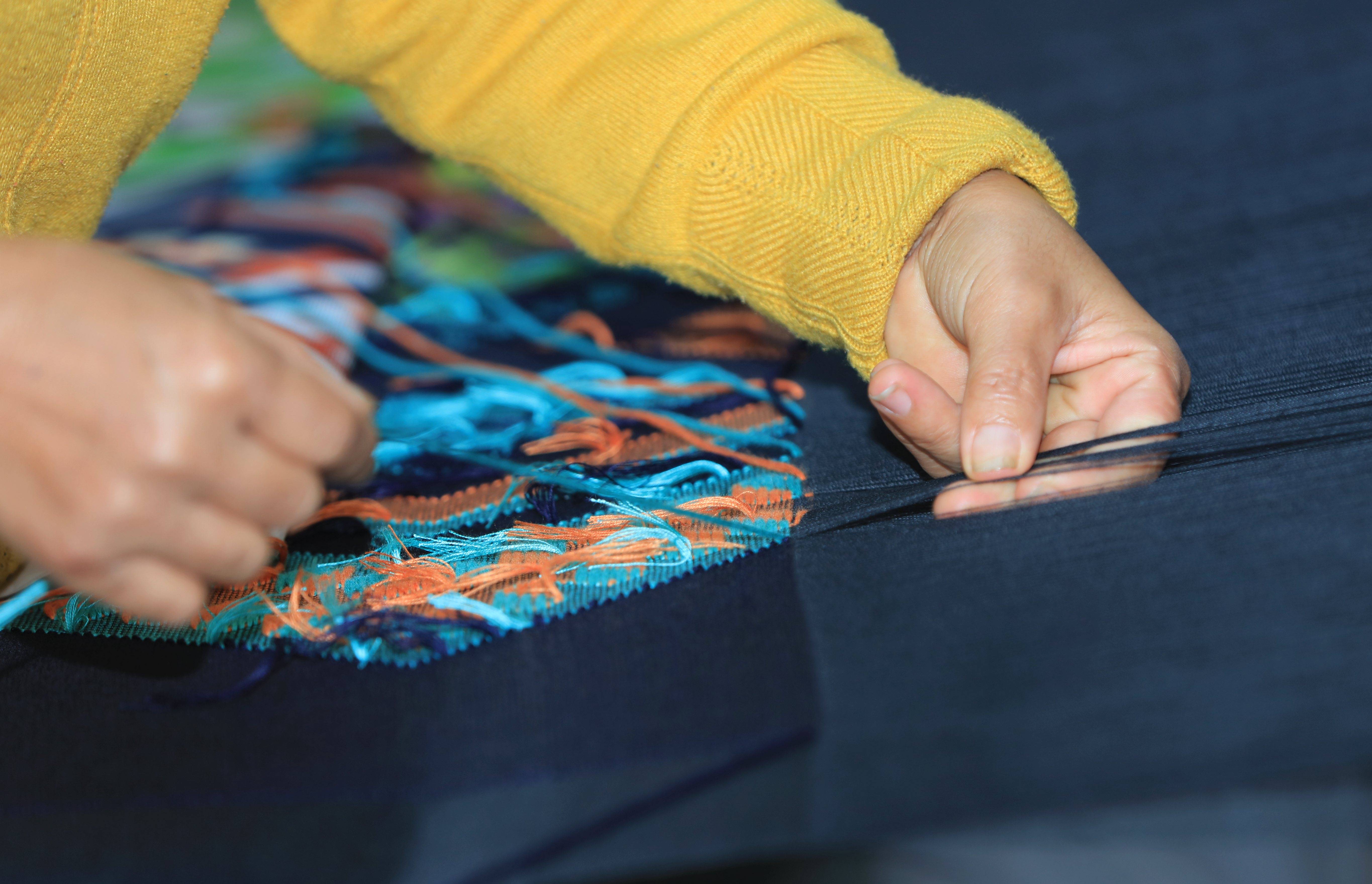 湖南张家界:土家族织锦订单赶制忙