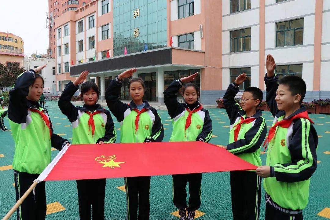 永登县各少先队组织积极开展建队日系列活动_小学