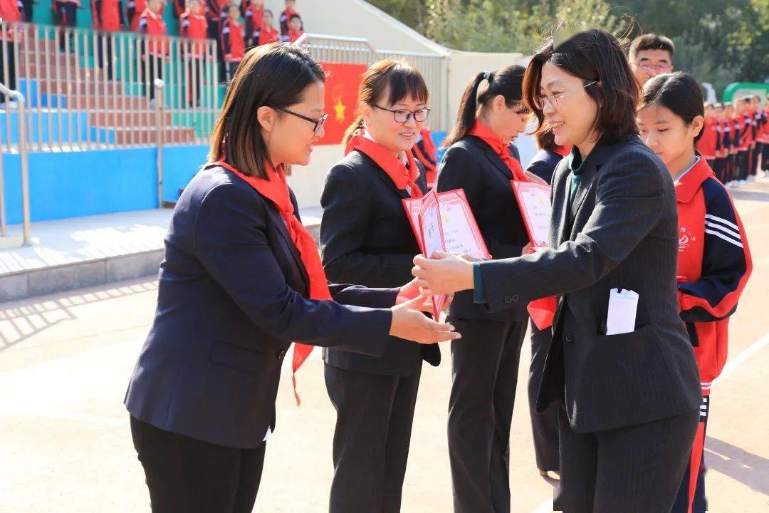 童心向党领巾飘扬迎宾路小学举行2020年新队员分批入队仪式