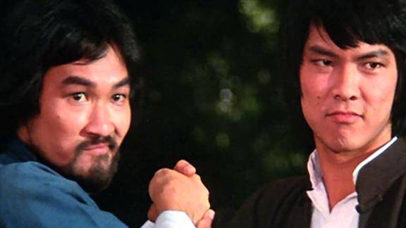 杂家小子师傅有仇家上门寻仇两个徒弟帮忙对方毫无还手之力