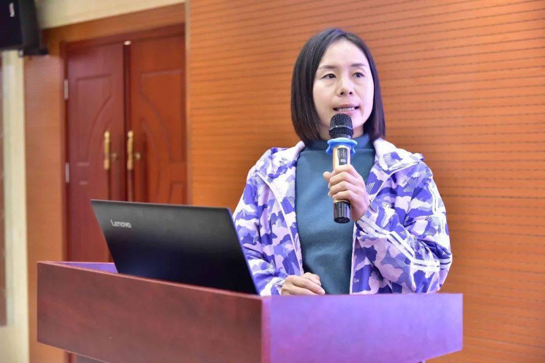 公共卫生科主任张霞详细讲解了新冠肺炎病人上报流程及相关注意事项