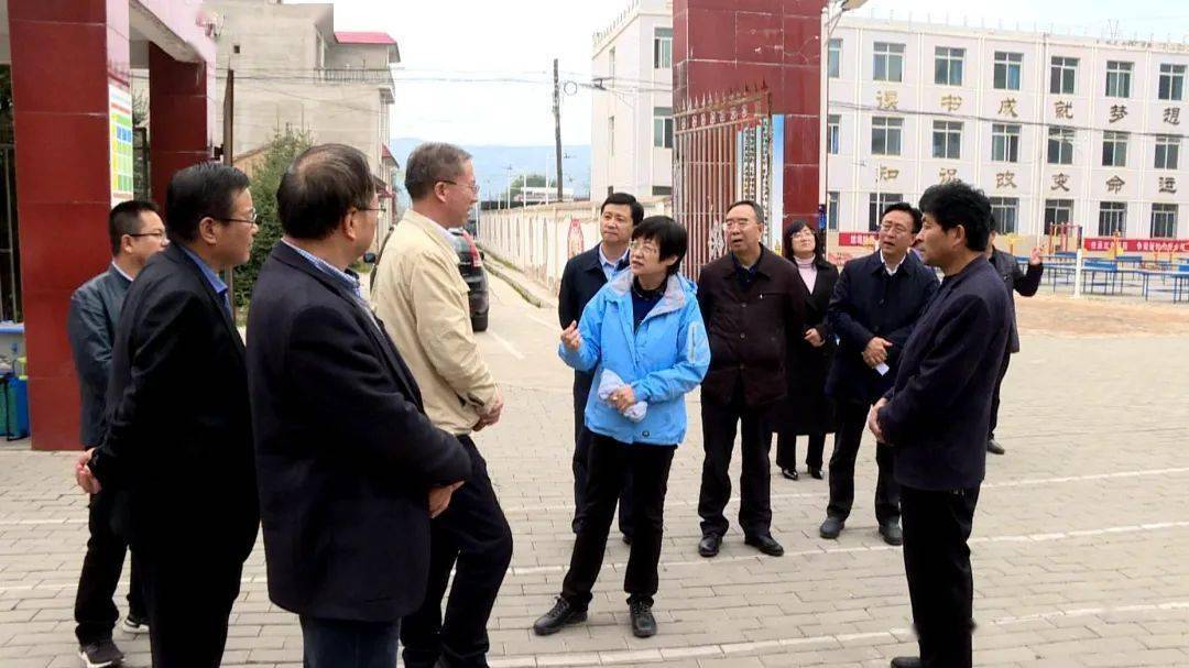 吴明明在市人大常委会副主任王成文,副市长杨晓锋,县委书记石琳的陪同