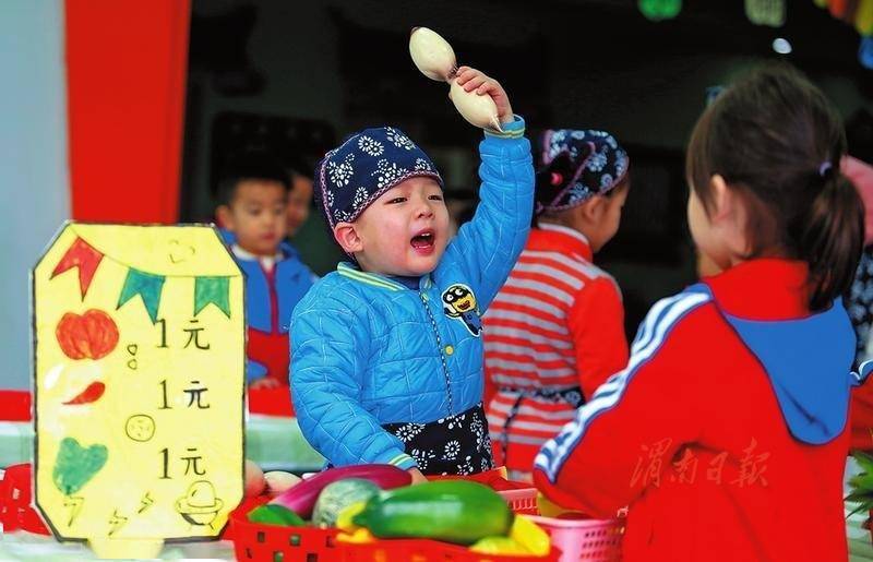 10月14日,在临渭区育红幼儿园,老师带领孩子在逛菜市场游戏中识别各类