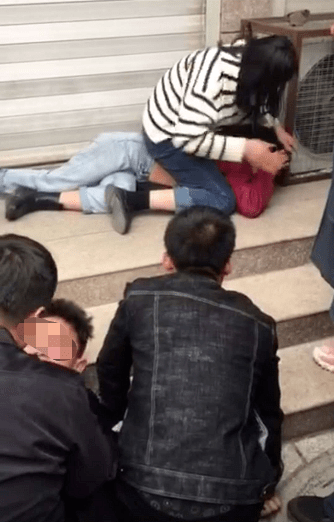 邯郸一父亲当街暴打儿子