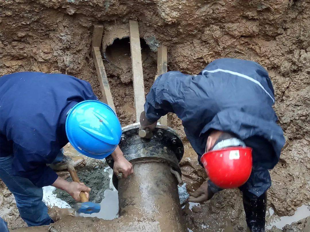 民生镇巴县城供水主管道破裂自来水公司积极抢修