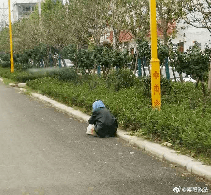 唐河70岁老人蜷缩在花坛旁还好被巡逻的民警发现几经碾转终回家
