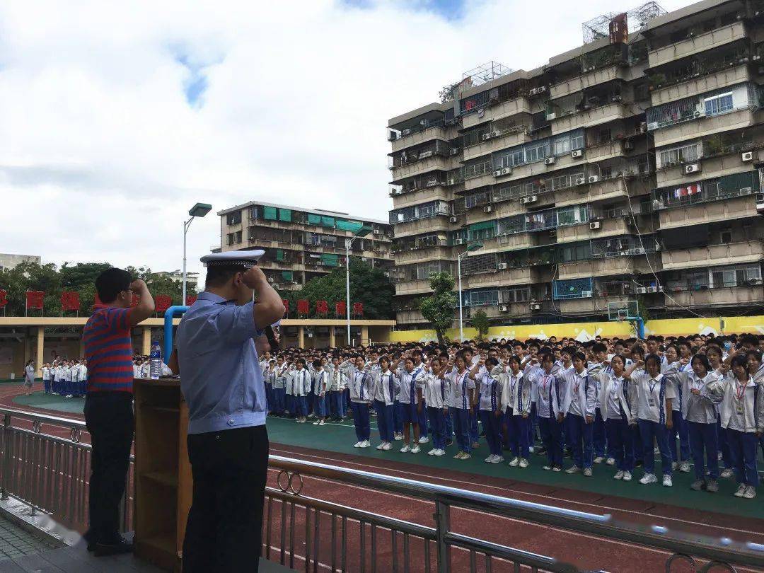 汕头老交警第八次应邀到这个中学上交通安全课,带领3000多名师生庄严